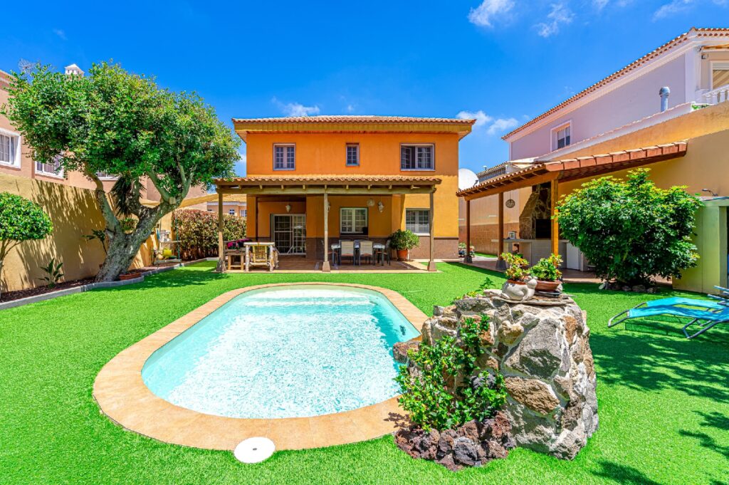 Beautiful Detached Villa with Private Pool in a Popular Residential Area