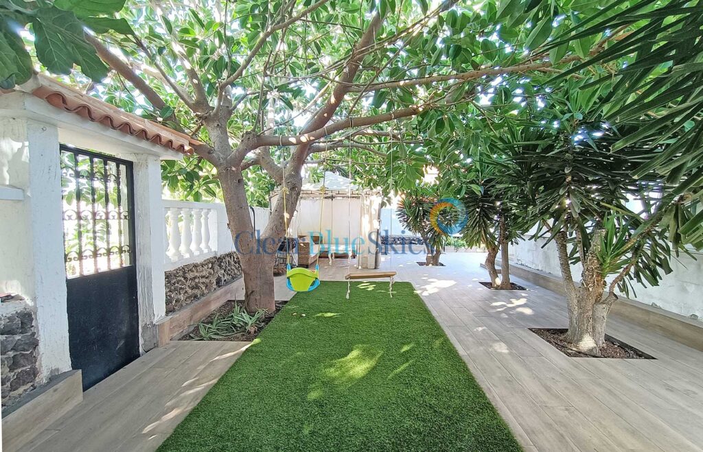 Beautiful Villa with Guest Apartment in a Popular Area