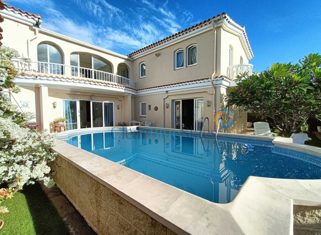 Villa in Quiet Area with Swimming Pool and Guest Apartments