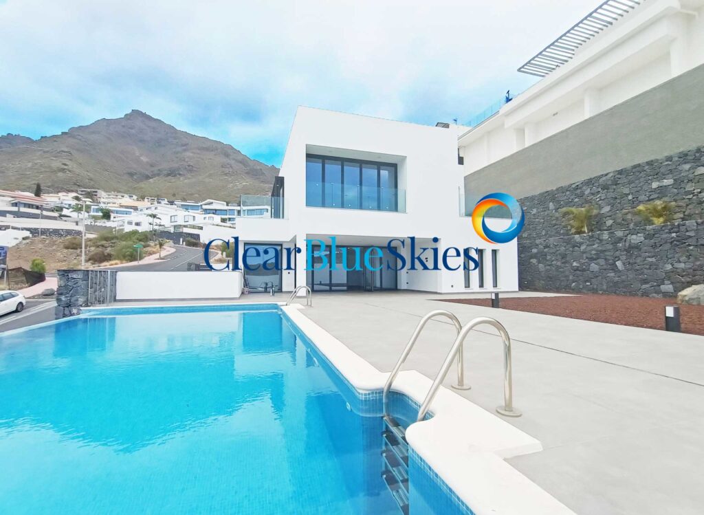 Modern Luxury Villa with Swimming Pool