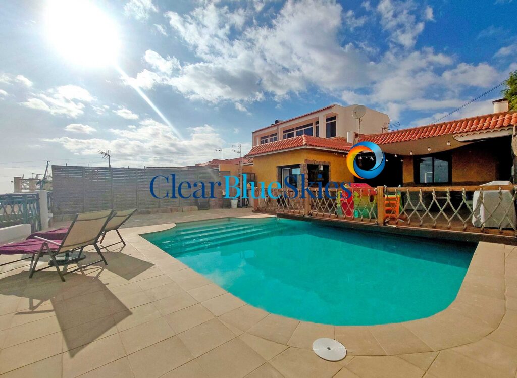 Extensive Semi-detached House with Swimming Pool