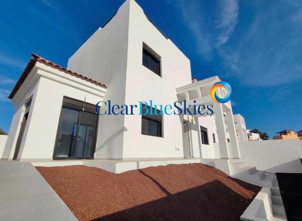 Modern Four Bedroom Golf Property with Private Pool