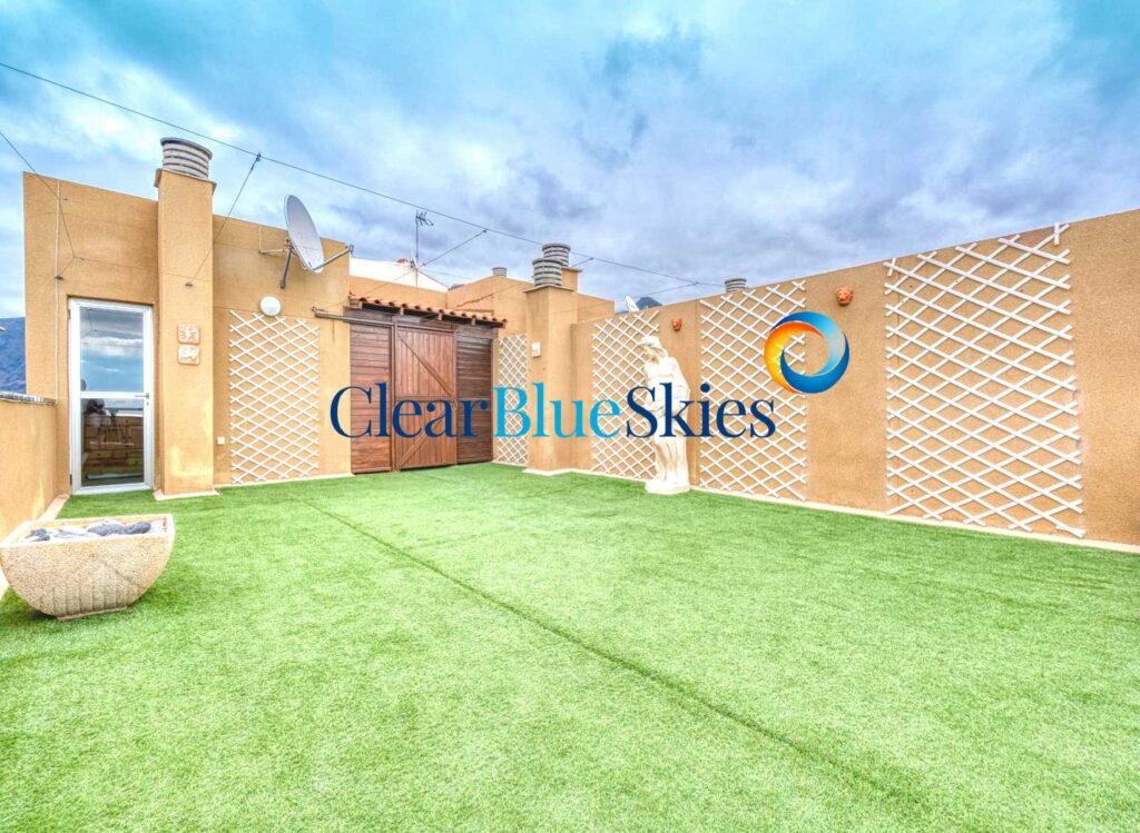 Lovely Spacious Top Floor Apartment with Roof Terrace