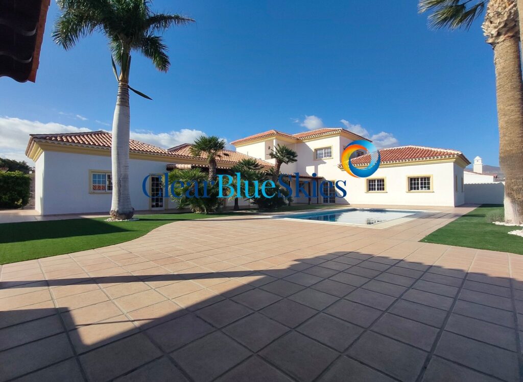 Beautiful Detached Villa with Pool in Prestigious Golf Area