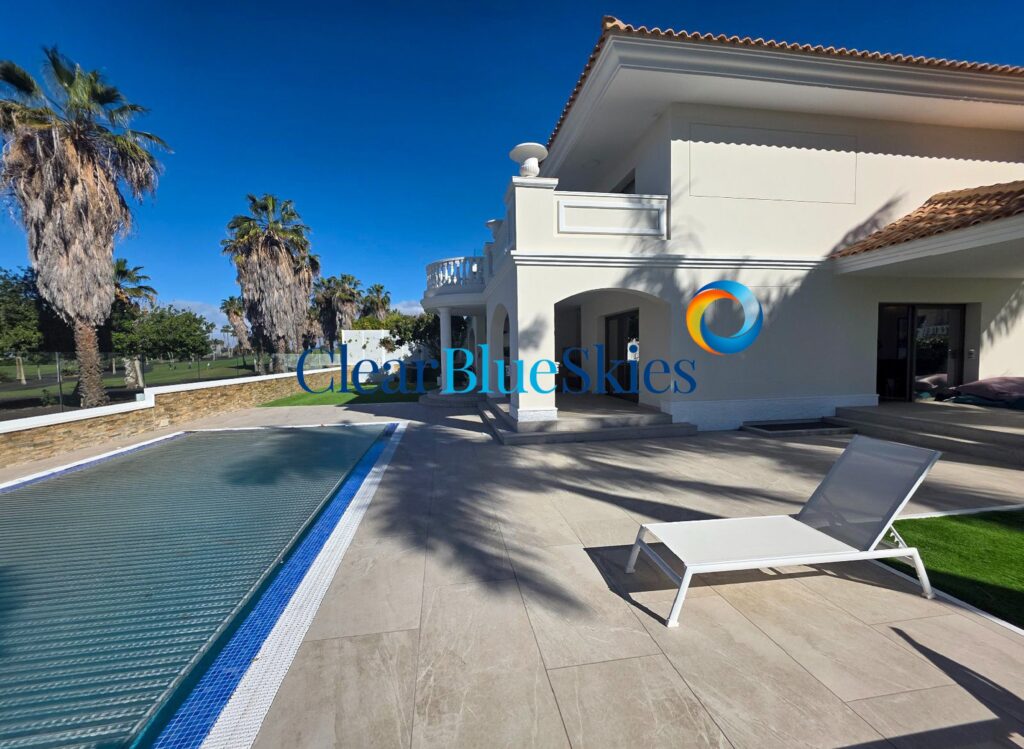 Incredible Detached Villa with Private Pool in a Desirable Location