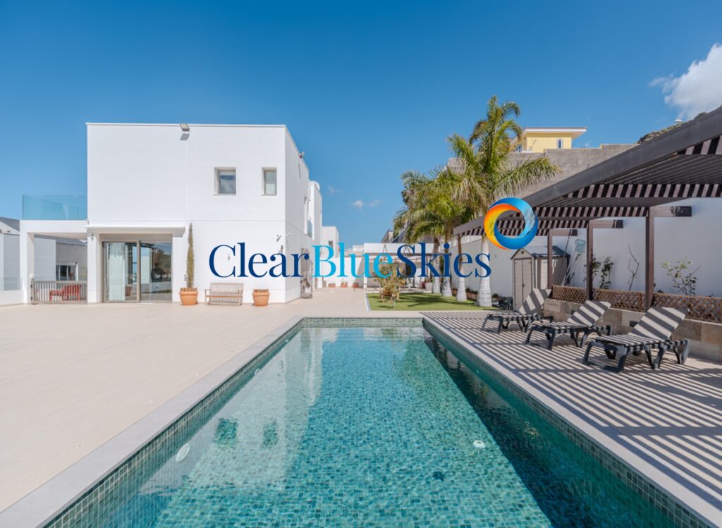 Beautiful Contemporary Five Bedroom Villa with Swimming Pool in a Quiet Location